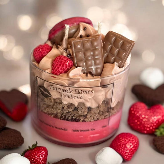 Bougie au chocolat parfumée au macaron et chocolat et fraises