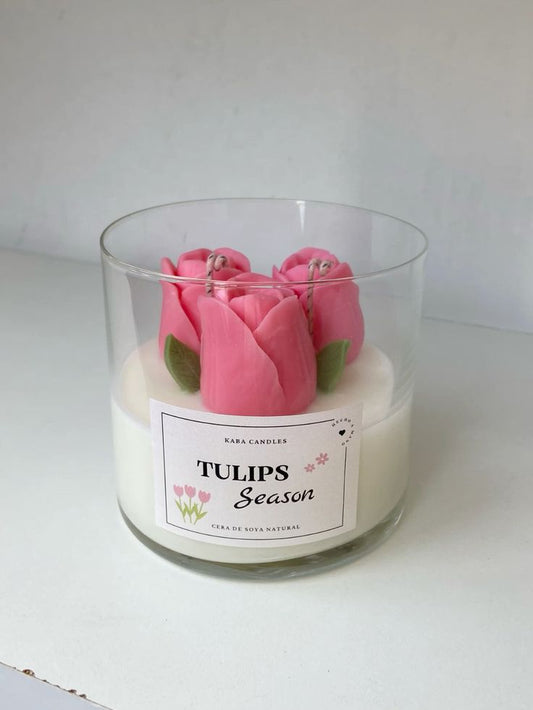 Bougie d'un verre au fleurs rose